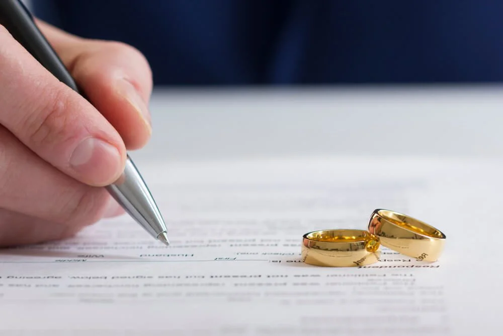 Quién cubre los gastos legales de un divorcio