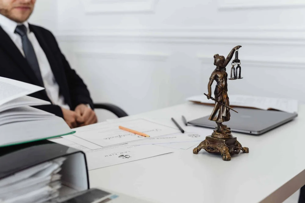 El papel de los abogados en juicios laborales: quién decide