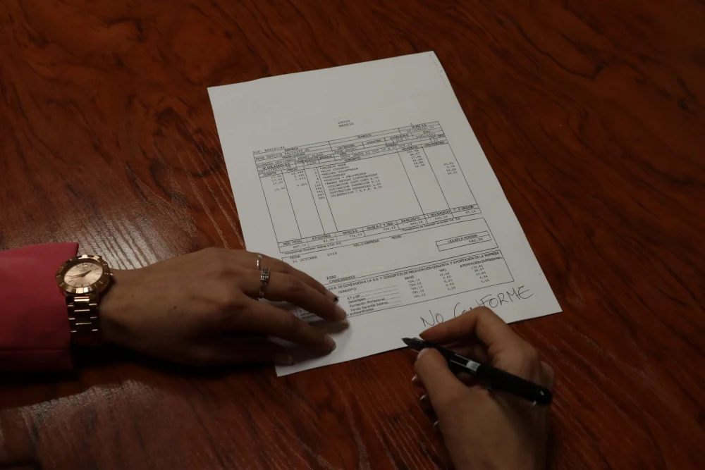 Implicaciones legales de firmar no conforme con abogados