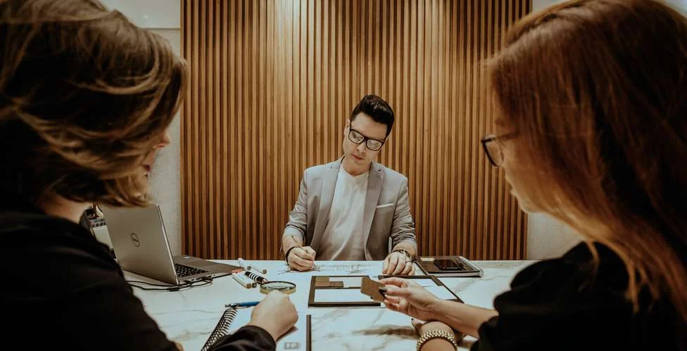 Negociación efectiva con abogados: consejos y estrategias fundamentales