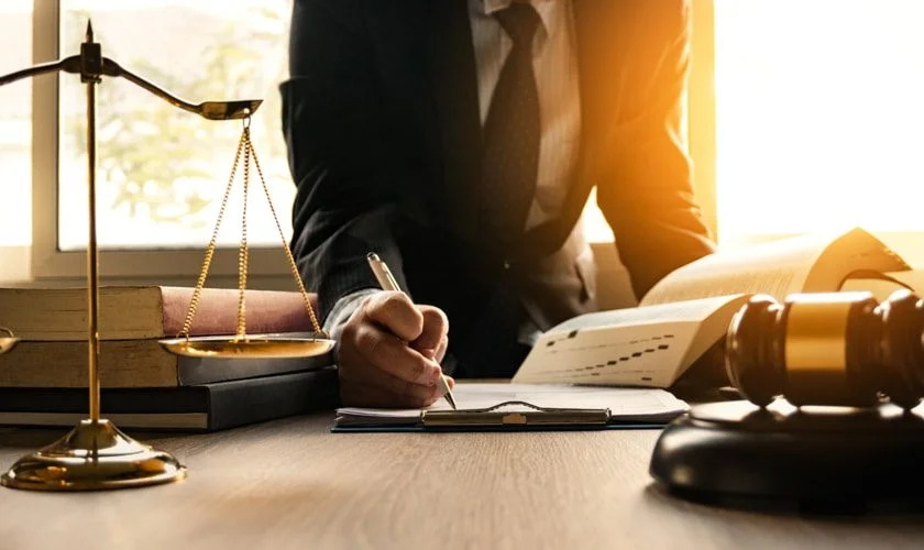 Conoce el salario de un abogado administrativo en el sector legal