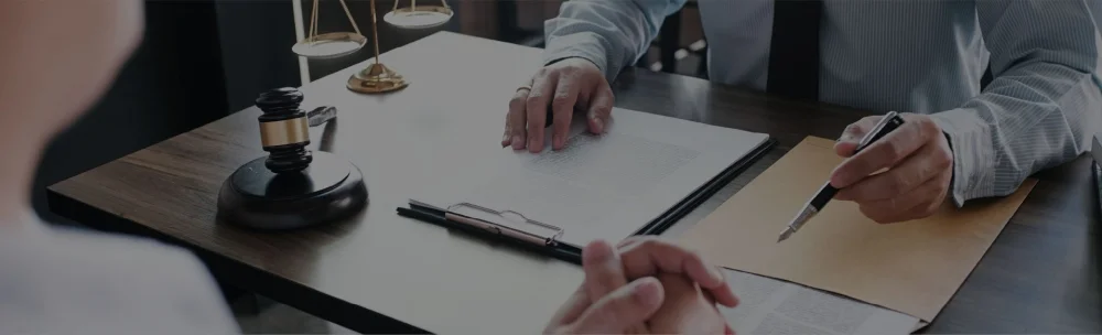 Conoce quién puede revocar una sentencia con abogados expertos