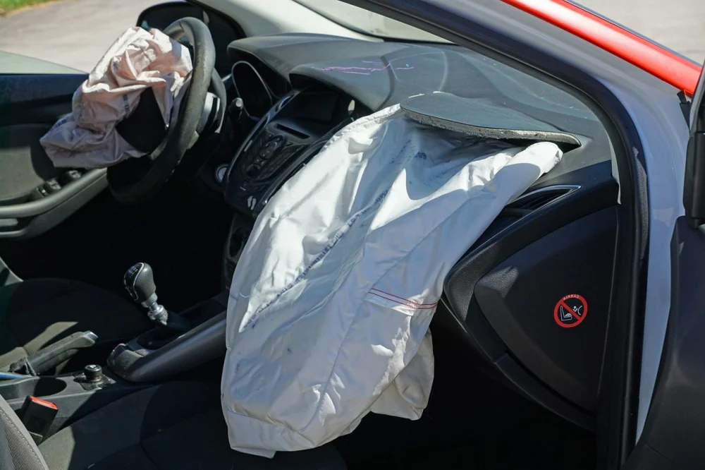 Velocidad de activación del airbag: derechos y asesoría legal
