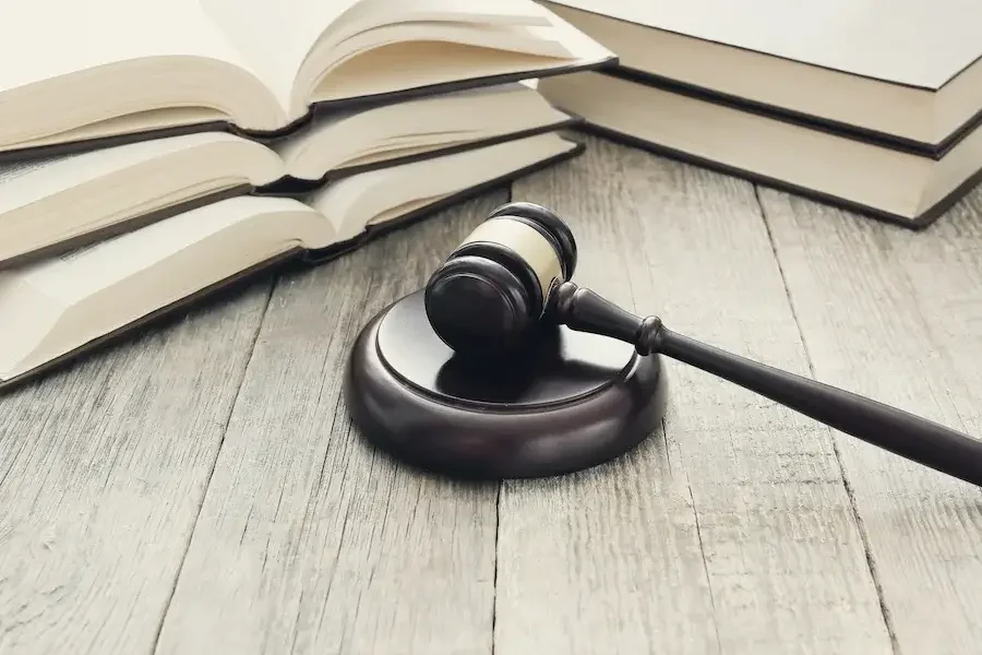 Delitos urbanísticos: plazos y requisitos legales para abogados