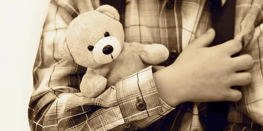 Abogados de familia y el impacto emocional en niños abandonados