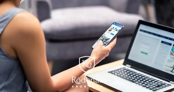 Asesoría legal para manejar insultos en WhatsApp con expertos