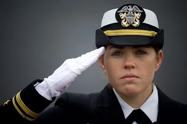 El significado del saludo militar con la mano en la frente