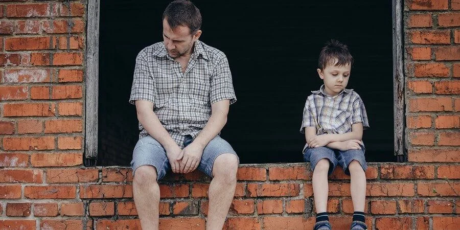 ¿En qué situaciones un niño puede rechazar ver a su padre?