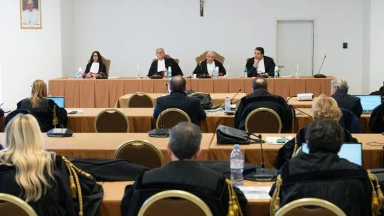 Identifica el principal contribuyente económico del Vaticano con abogados