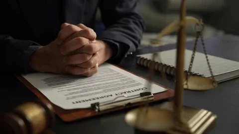 Implicaciones legales de falsedad en demandas según abogados