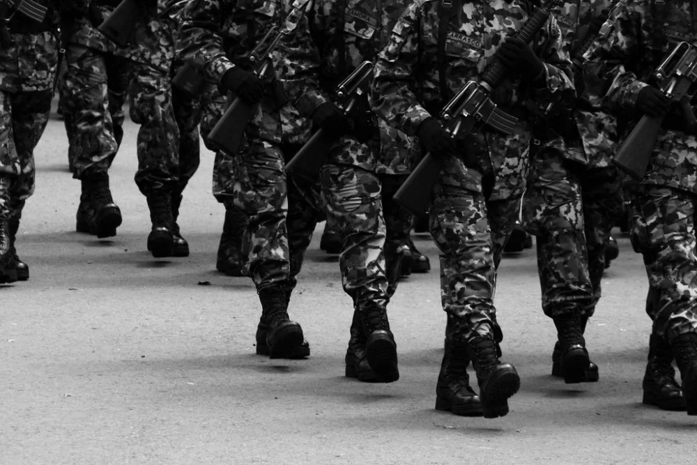 Implicaciones legales de homicidios por soldados: defensa militar experta