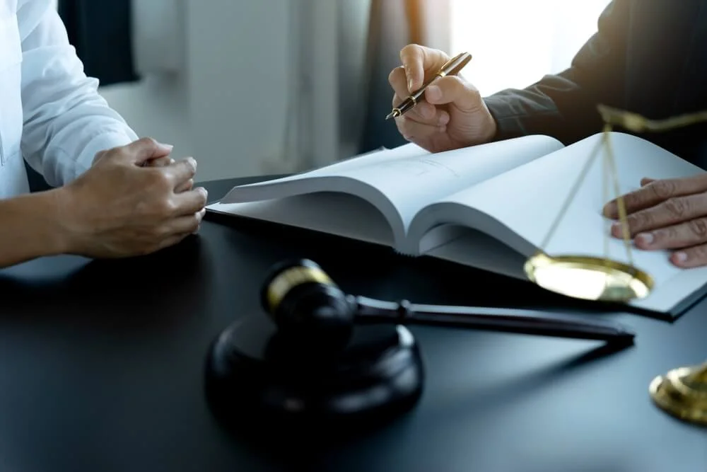Obtén documentos legales en España sin contrato laboral: asesoría especializada