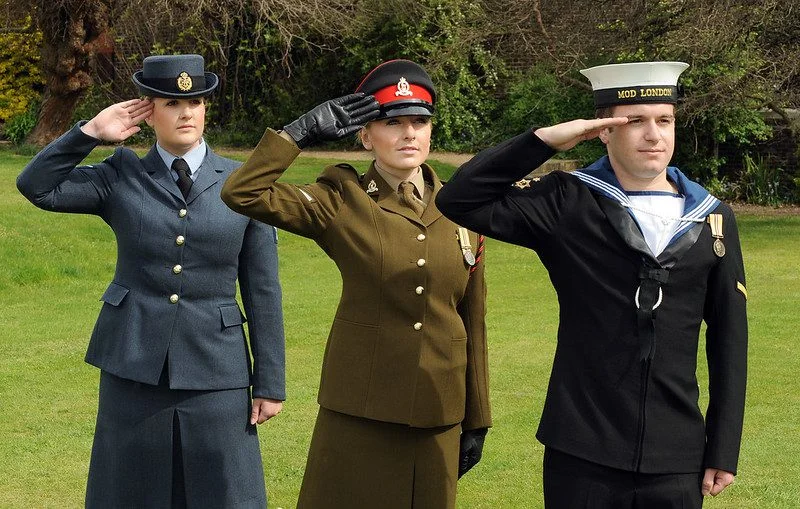 Saludo adecuado a un superior militar: consejos de abogados