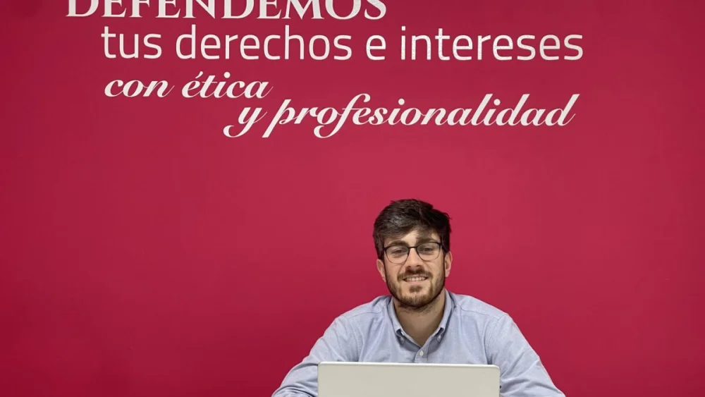 Consecuencias legales de residir 6 meses en España con abogados