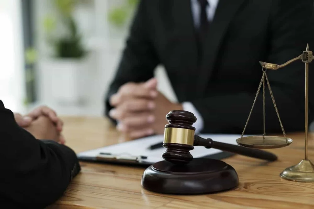 ¿Quién debe solicitar la venía en asuntos legales?