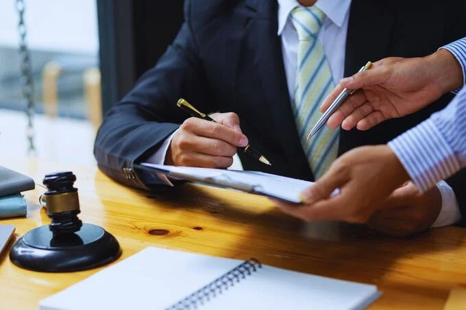 Riesgos legales al omitir abogados en el proceso sucesorio