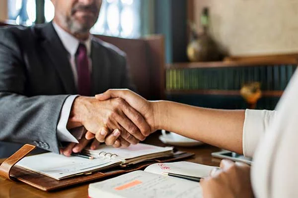 Determina tu lugar en la alta sociedad con abogados expertos