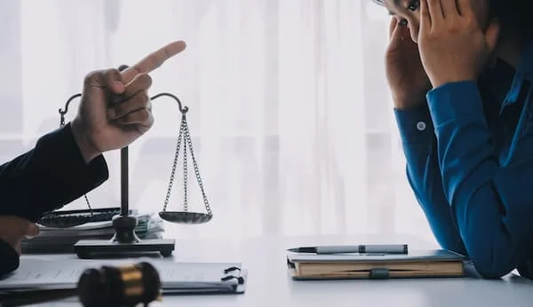Falso testimonio: guía esencial de abogados expertos