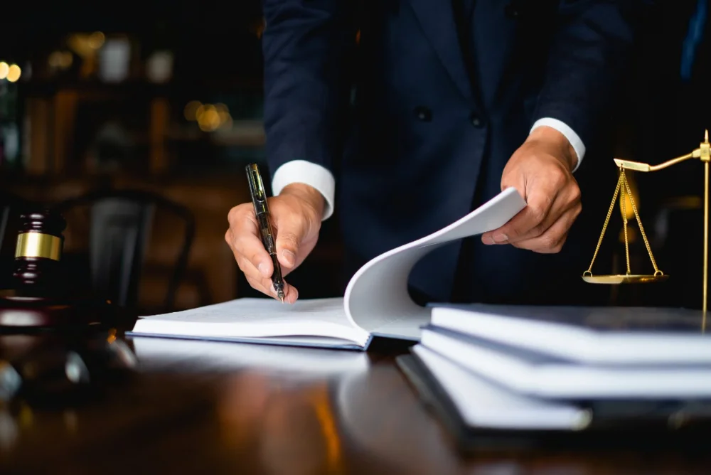 Funciones y servicios esenciales de los abogados notarios