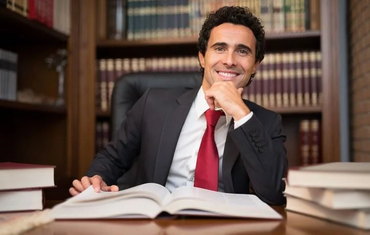 Requisitos de edad para ejercer como notario en derecho