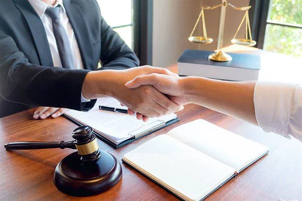 Trabajo pro bono: Abogados ofreciendo asistencia legal gratuita