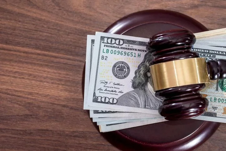Consecuencias legales de deudas y el papel de los abogados