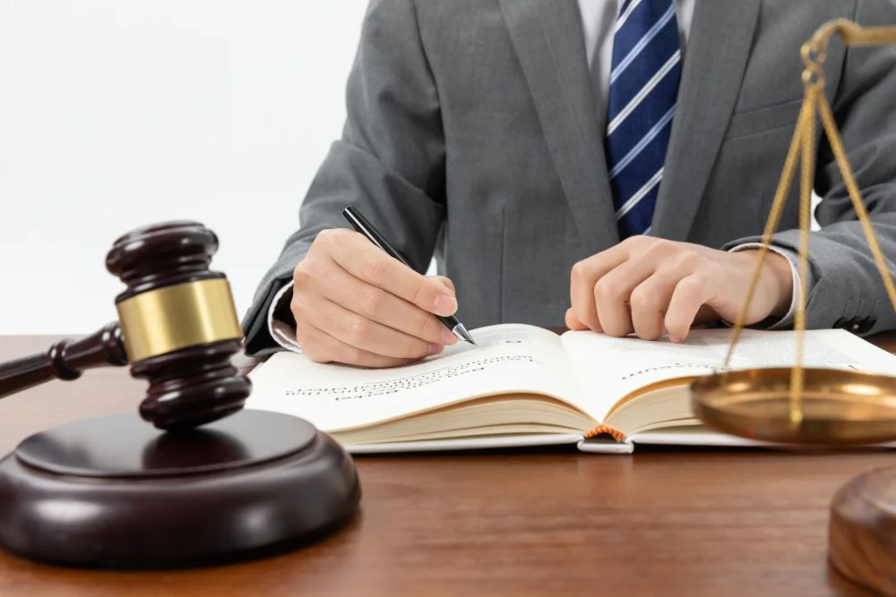 Estrategias legales para lograr la libertad: consulta abogados especialistas