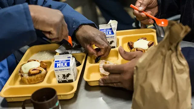 Frecuencia de las comidas diarias en prisión: Perspectiva legal