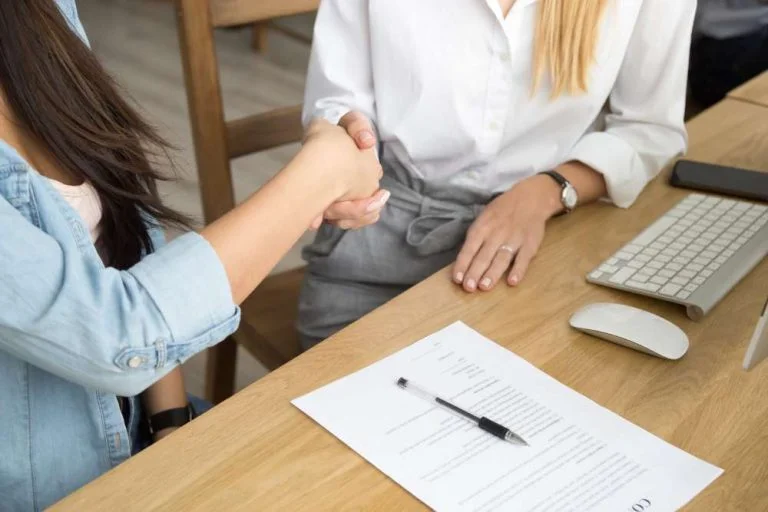 Oportunidades laborales en Derecho: opciones accesibles y bien remuneradas