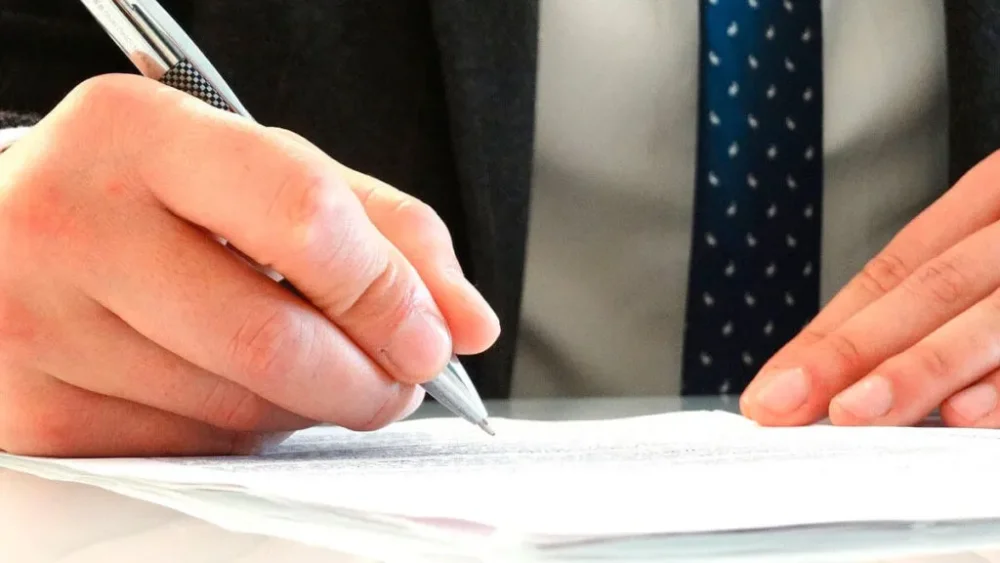 Cómo demandar al padre de tu hijo: Abogados especializados disponibles