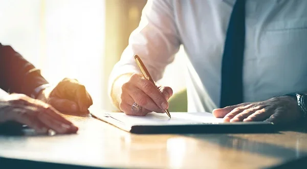 Consecuencias legales cuando un vendedor rechaza firmar escritura