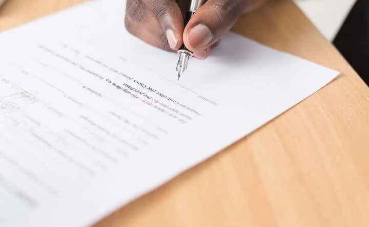 Firmar con reserva de derechos: protección legal en contratos