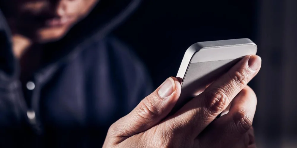 Revisar el celular: implicaciones legales y asesoría especializada