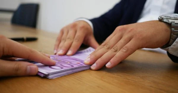 Abogados expertos aclaran quién puede retener una cuenta bancaria