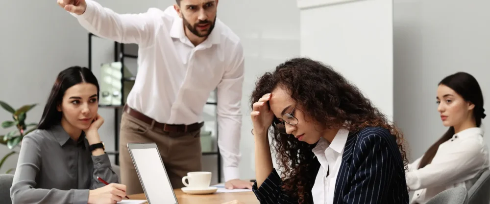 Pruebas clave para denunciar acoso laboral: asesoría legal experta