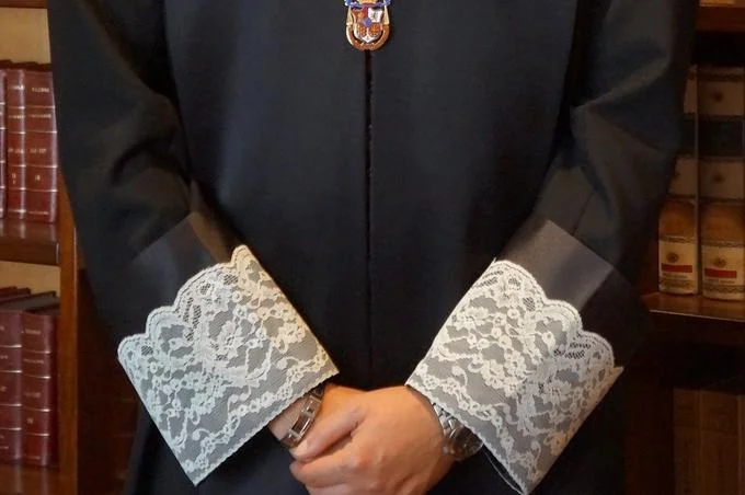 Conoce el accesorio que adorna la toga de abogados