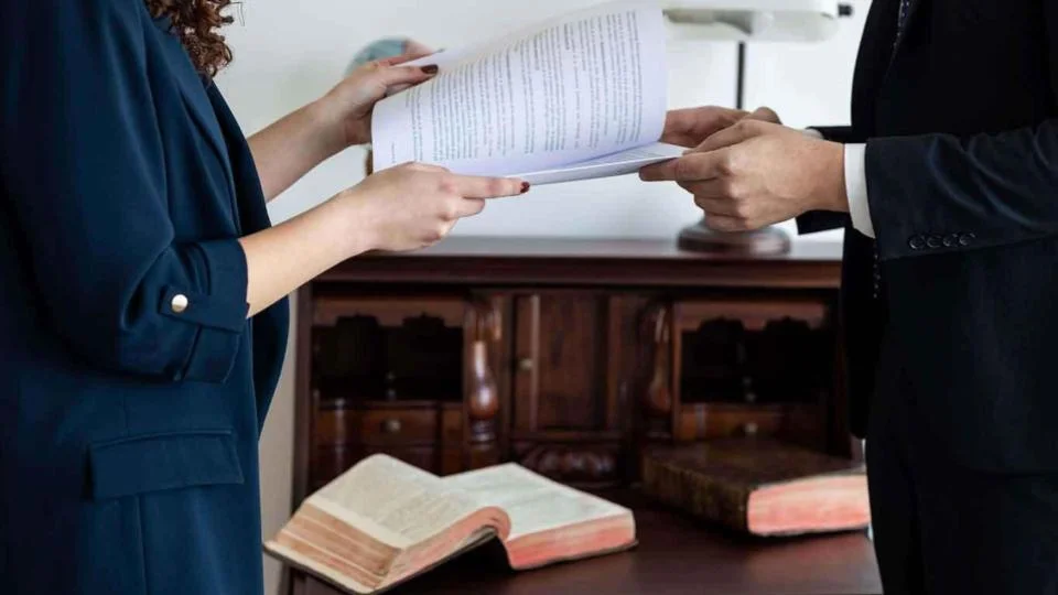 Protege tus intereses con nuestros abogados en derecho financiero