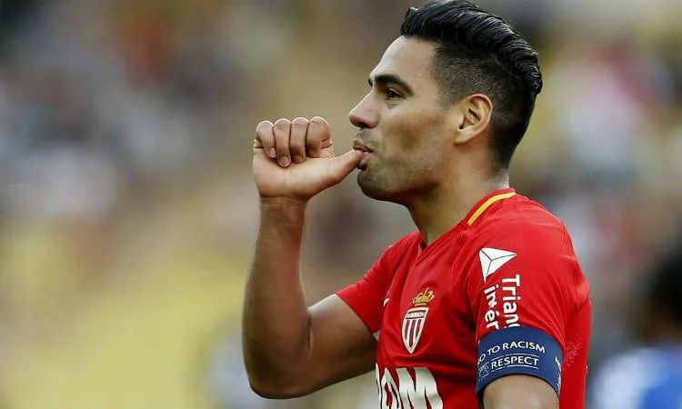 Salario mensual de Falcao García comparado con abogados