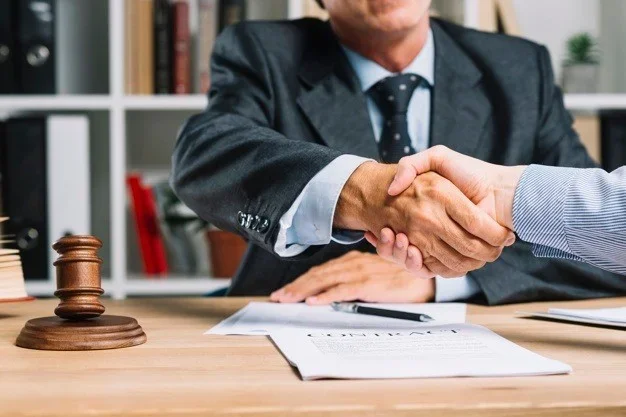 Evalúa tus derechos laborales tras 12 años de trabajo con un abogado