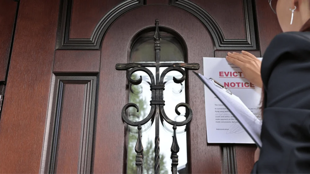 Guía legal para desalojar a alguien: requisitos esenciales
