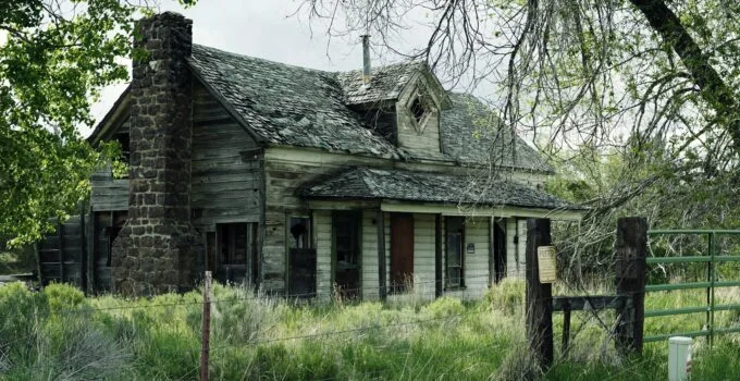 Implicaciones legales de habitar una vivienda abandonada: asesoría jurídica