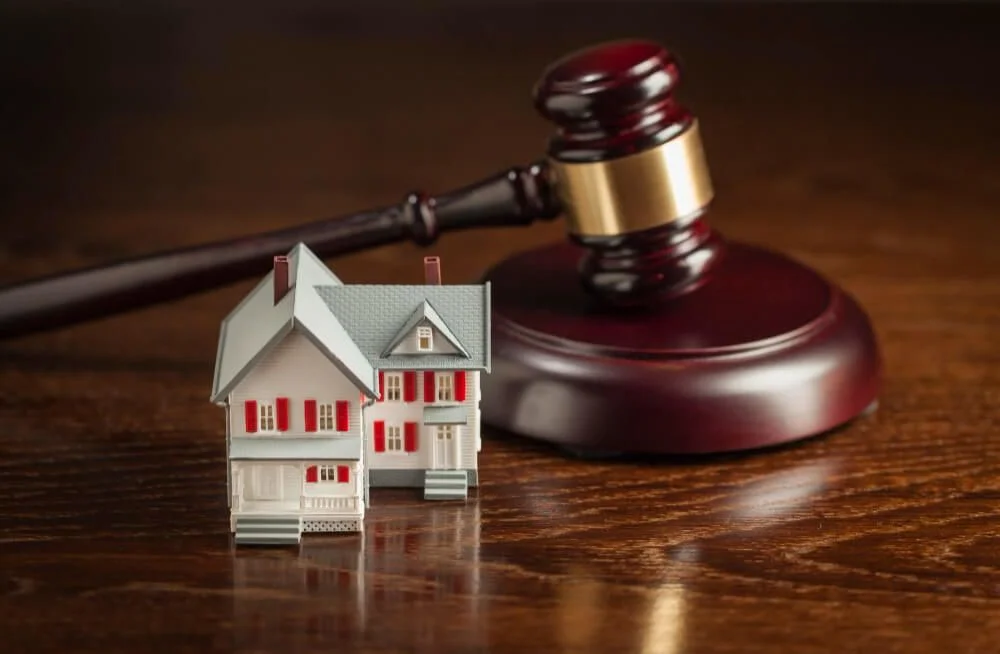 Infórmate sobre las consecuencias legales del okupas