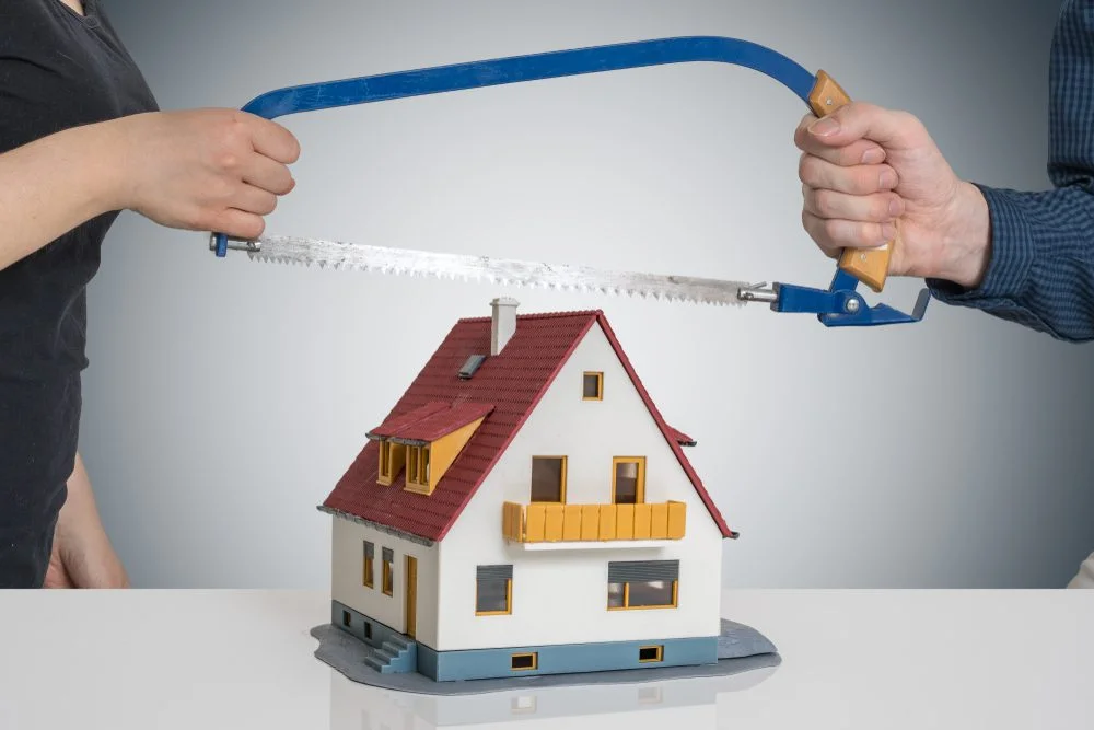 ¿Quién se queda con la casa si aún hay deudas?