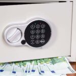 ¿Cómo puede Hacienda rastrear dinero oculto en casa? Asesoría legal