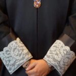 Conoce el accesorio que adorna la toga de abogados