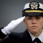 El significado del saludo militar con la mano en la frente
