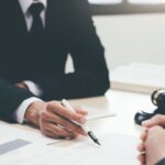 Encuentra la mejor ruta para convertirte en abogado