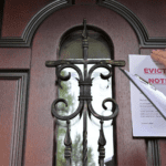Guía legal para desalojar a alguien: requisitos esenciales