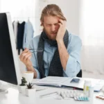 Implicaciones legales de faltar al trabajo por enfermedad: clave esencial