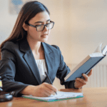 Oportunidades laborales para abogados: cómo destacar en el mercado